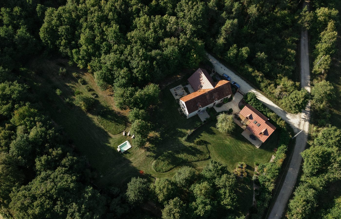 Le Hameau du Perrat — chambres d'hôtes SOL au cœur des vergers, vue aérienne